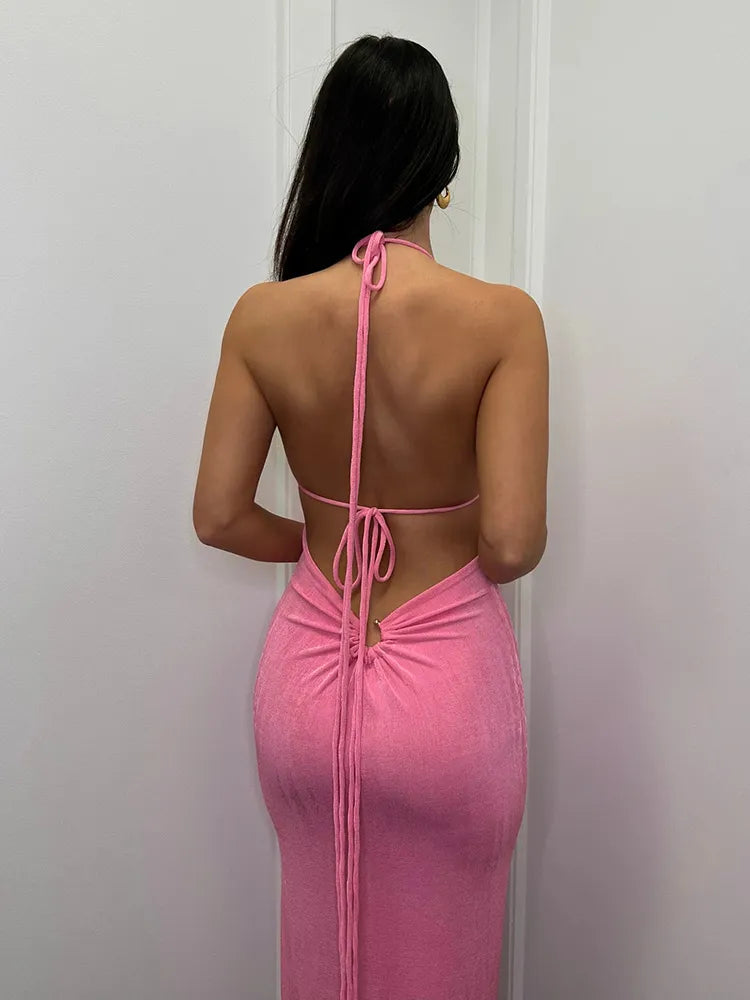 Vestido sin espalda ajustado con cuello halter y cadera